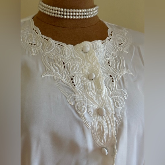 Christie & Jill White Sheer Fabric Buttons. Front Has Embroidery Detailed Sz.10 - Picture 4 of 10